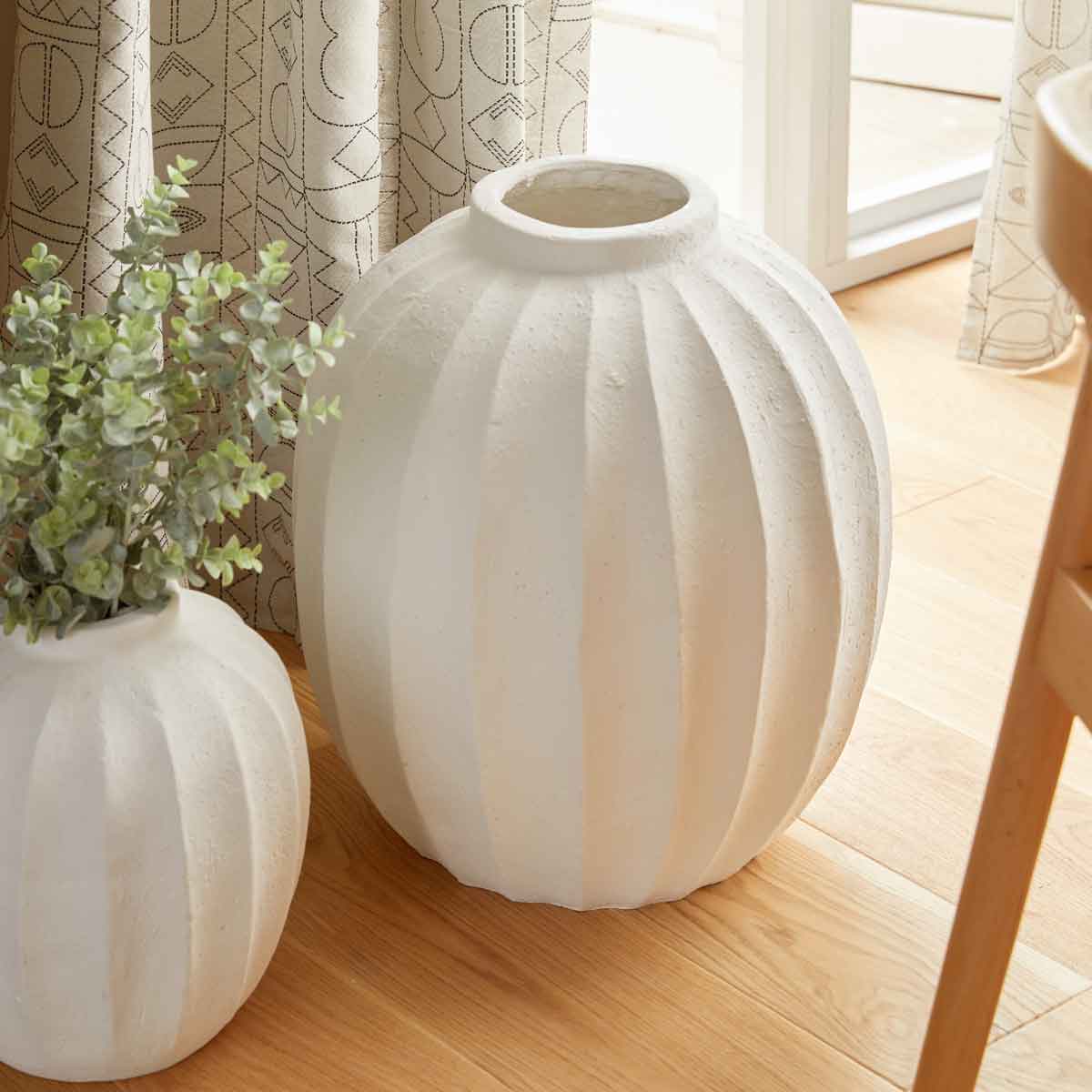 Vaso AMIA branco em cer&acirc;mica 44,5cm