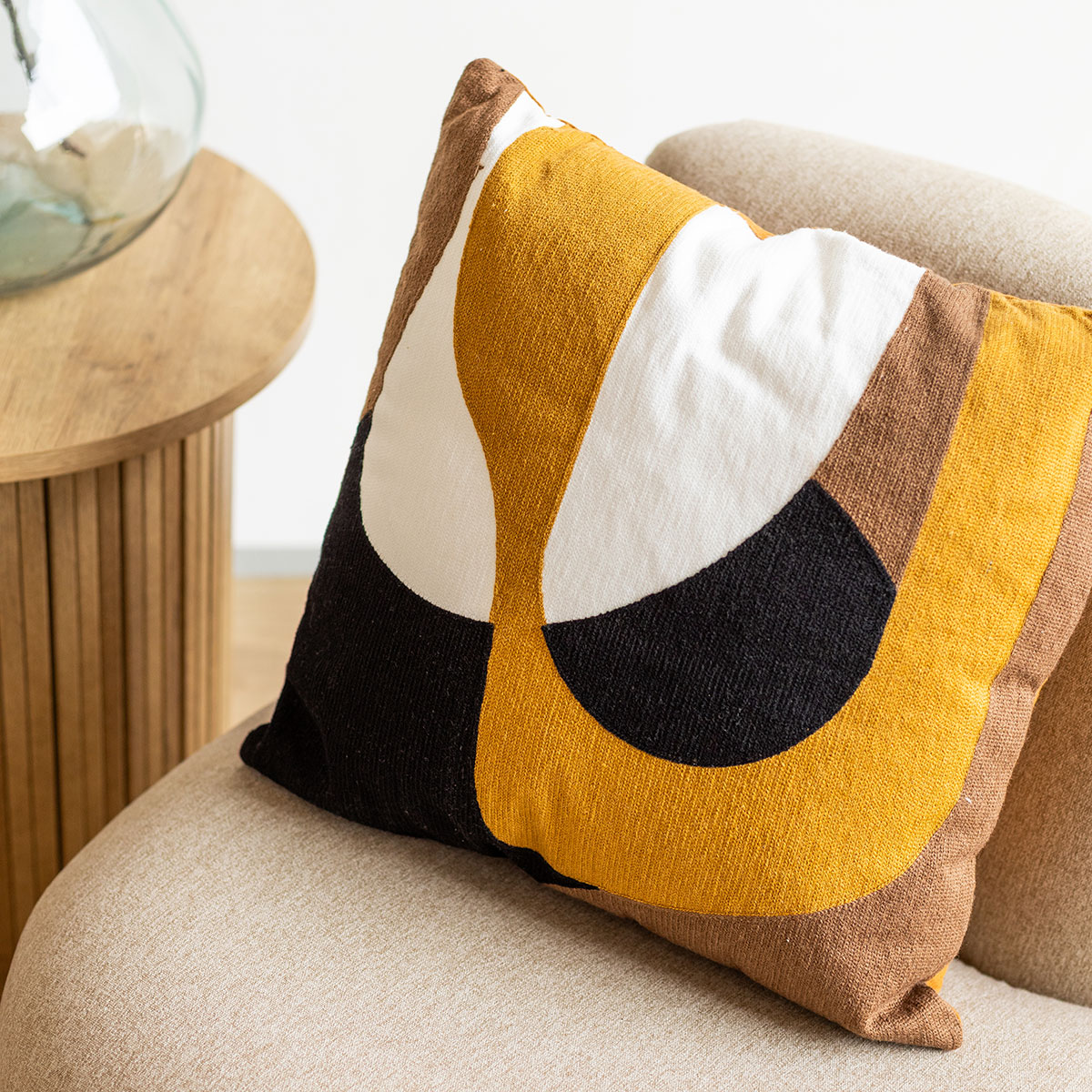 Almofada ocre bordada 45x45cm