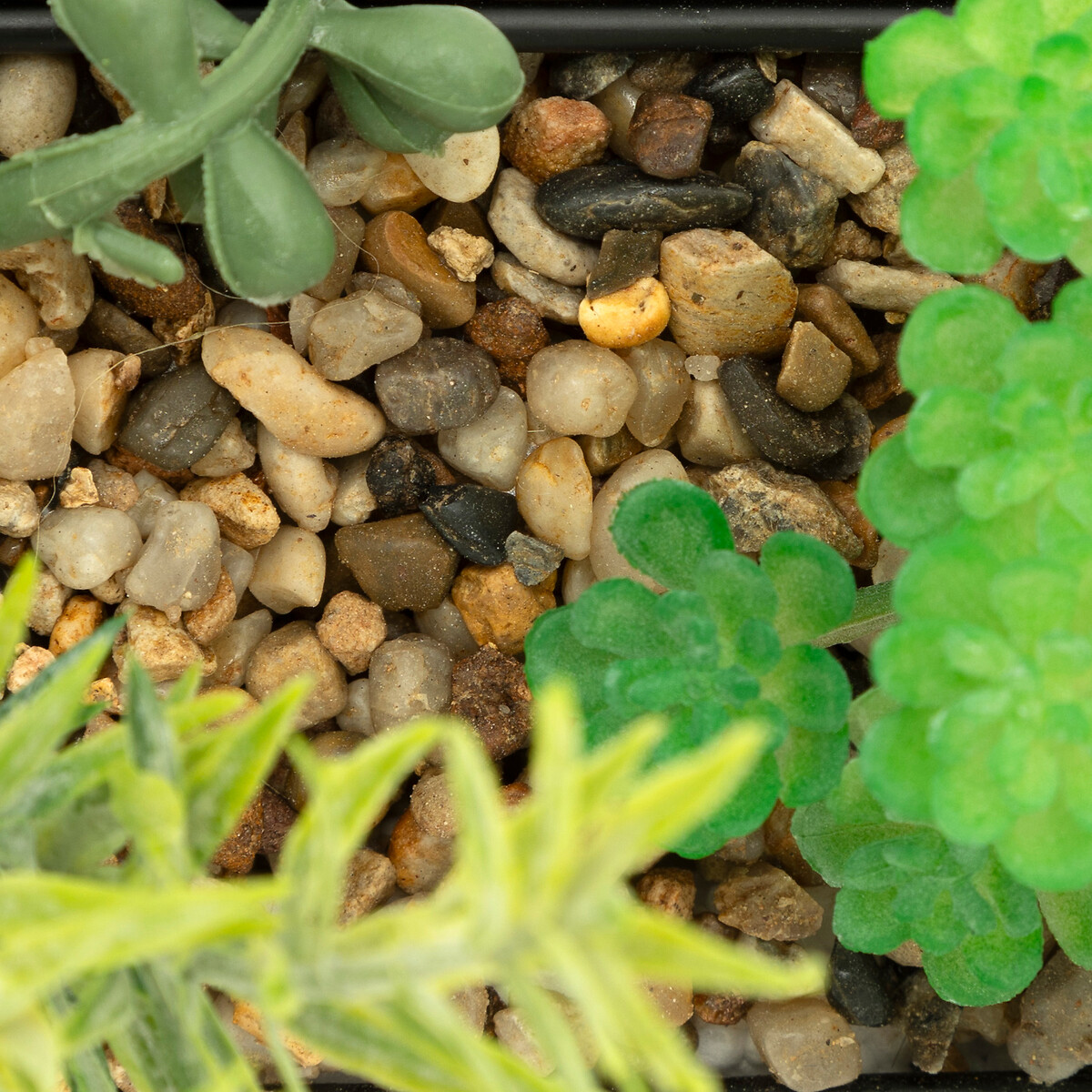 Vaso suspenso metal com plantas artificiais