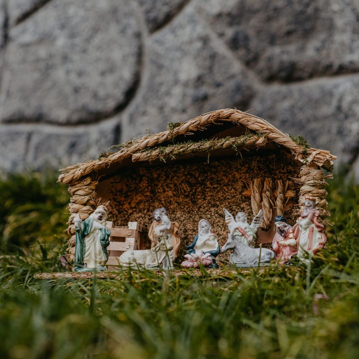 Presépio cabana com 9 figuras em porcelana,  Presépio cabana com 9 figuras em porcelana