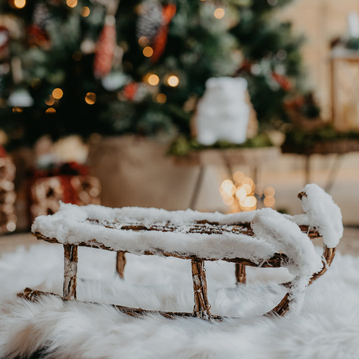 Tren&oacute; decorativo em madeira com neve