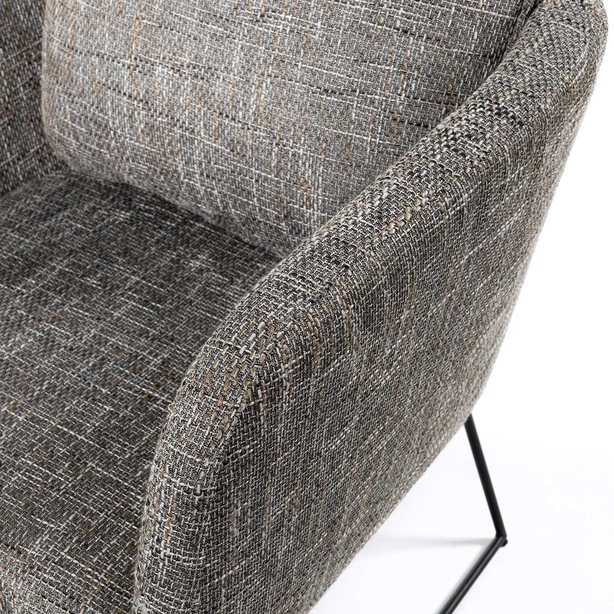 Poltrona TIM cinza com pernas em metal