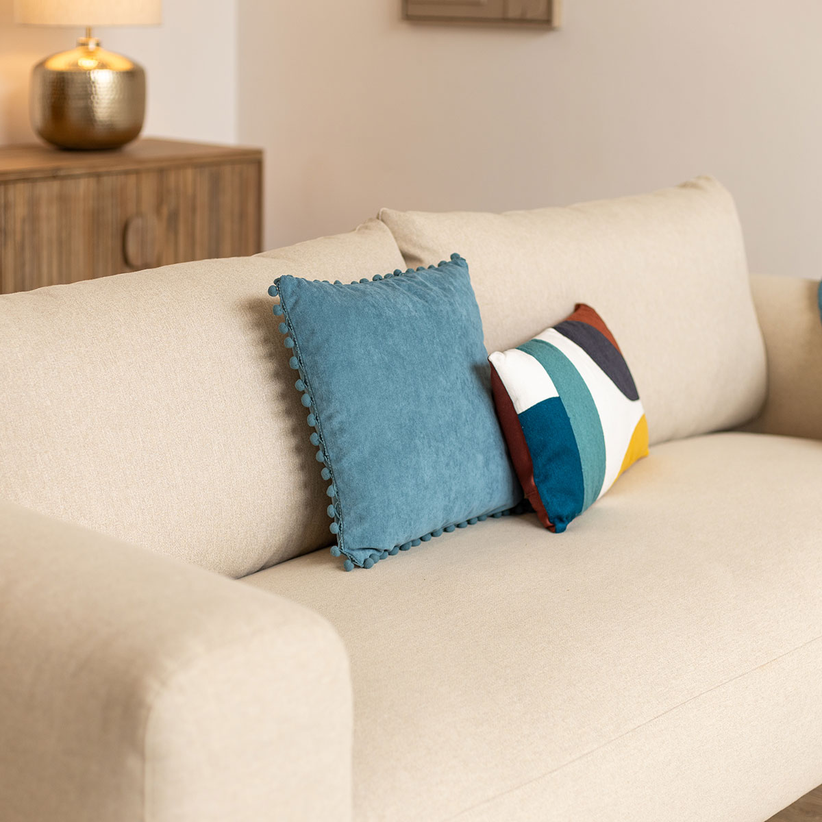 Almofada azul petróleo com pompons 40x40cm