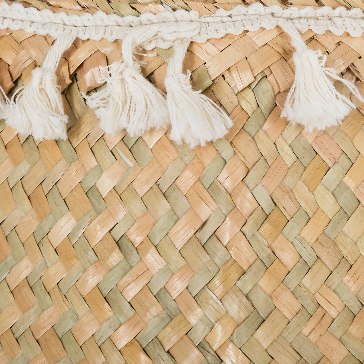 Cesto seagrass natural com pompons e pegas
