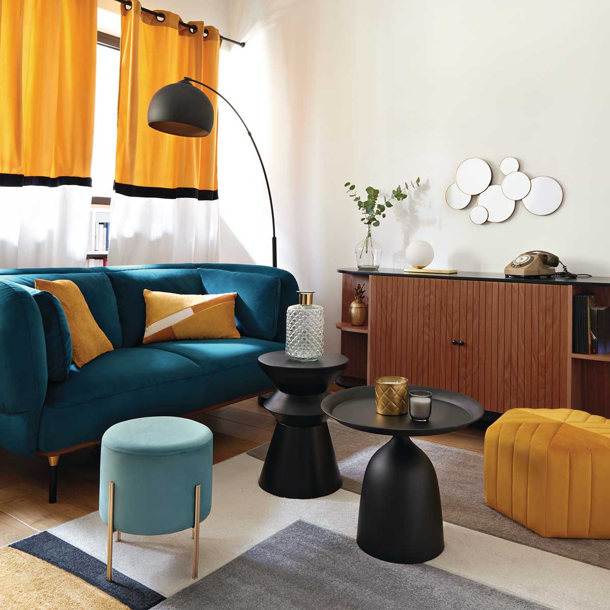 Candeeiro de mesa dris bola branca e base plana dourada