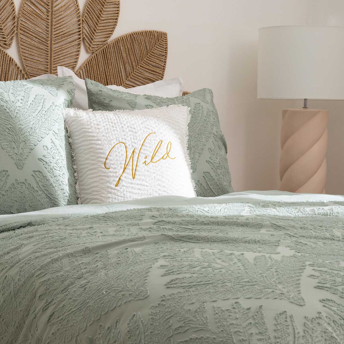 Almofada bordada WILD ROMANCE branca 45x45cm