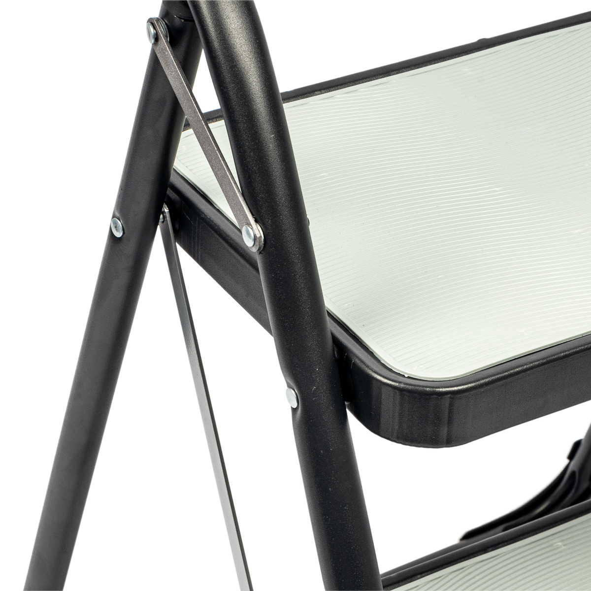 Escadote preto em metal com 2 degraus