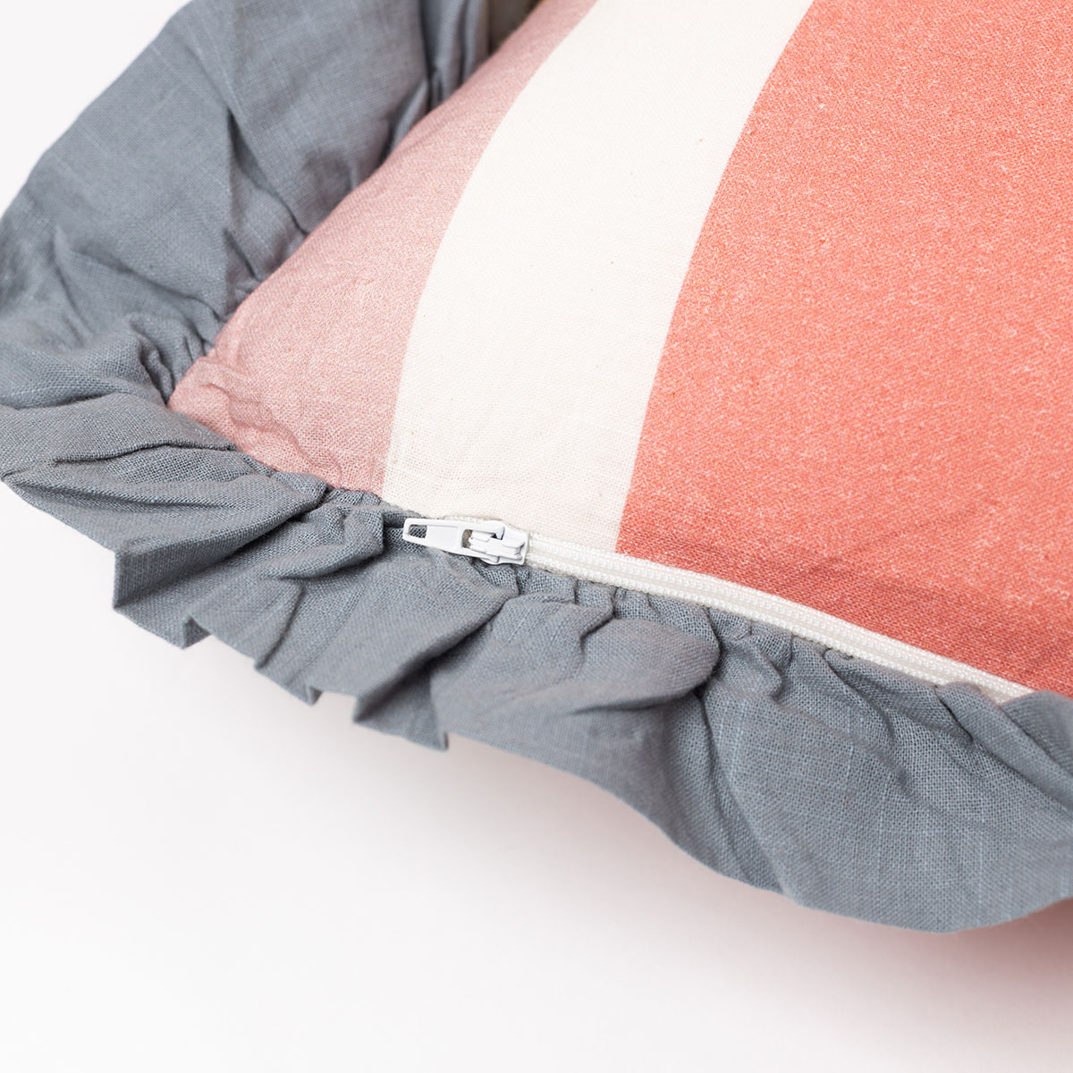 Almofada YUCATAN riscas com folhos azul