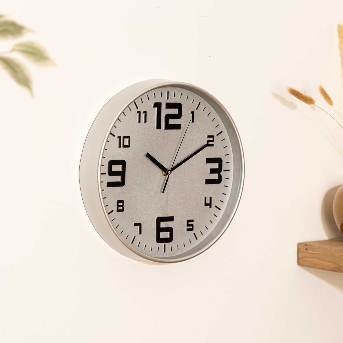 Relógio de parede prateado em plástico