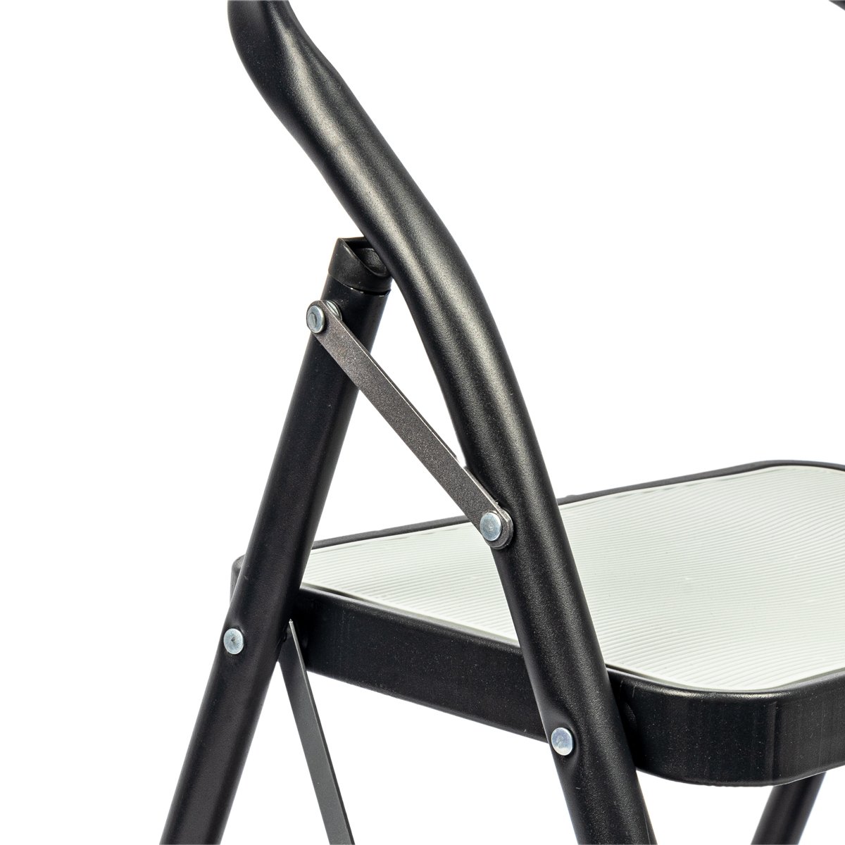 Escadote preto em metal com 2 degraus