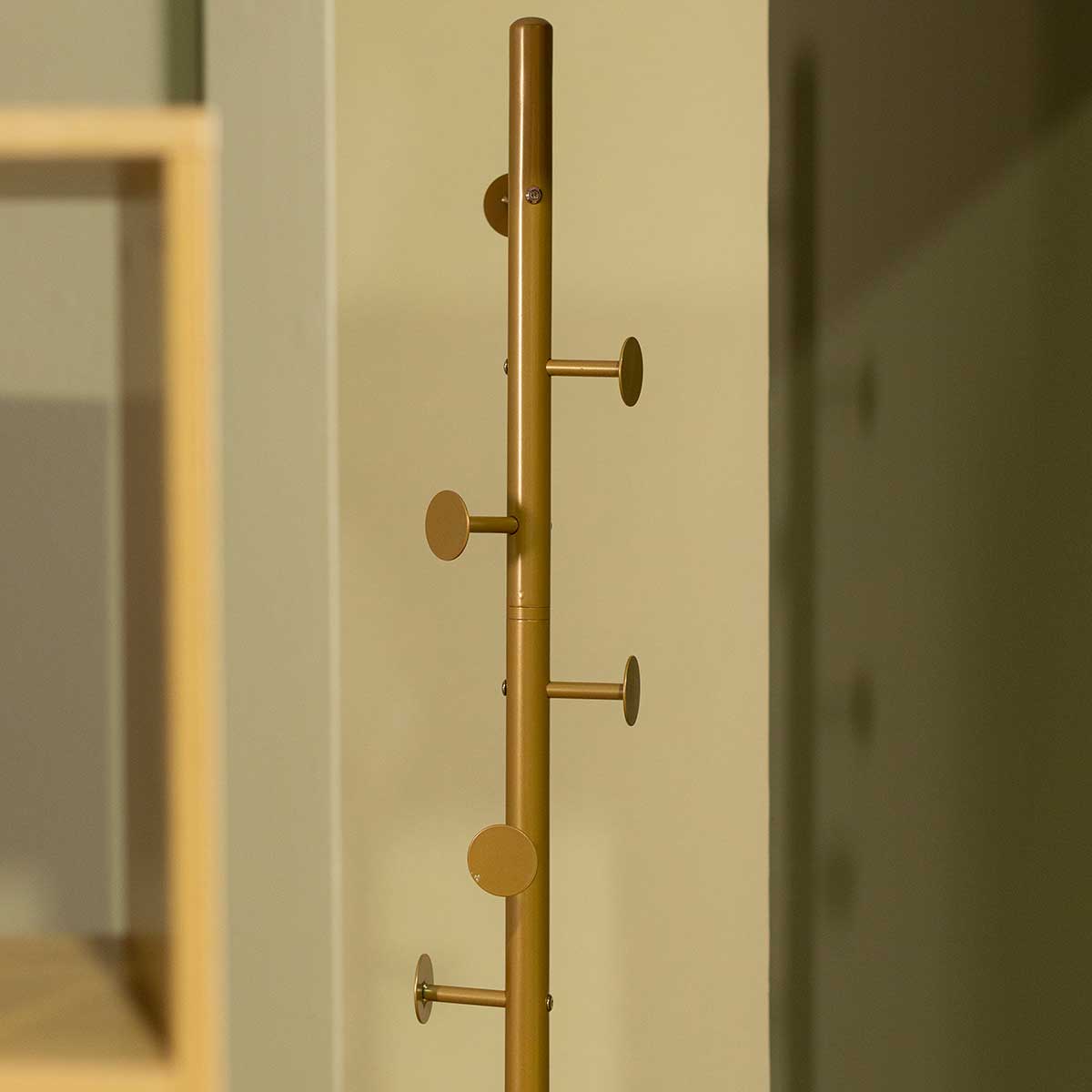 Cabide de p&eacute; com 7 ganchos dourado e base em m&aacute;rmore 177cm