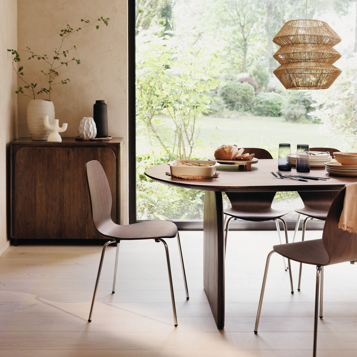 Cadeira OURO em castanho escuro de madeira nogueira