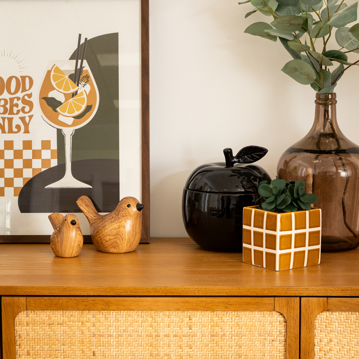 Estátua de pássaro castanho em cerâmica