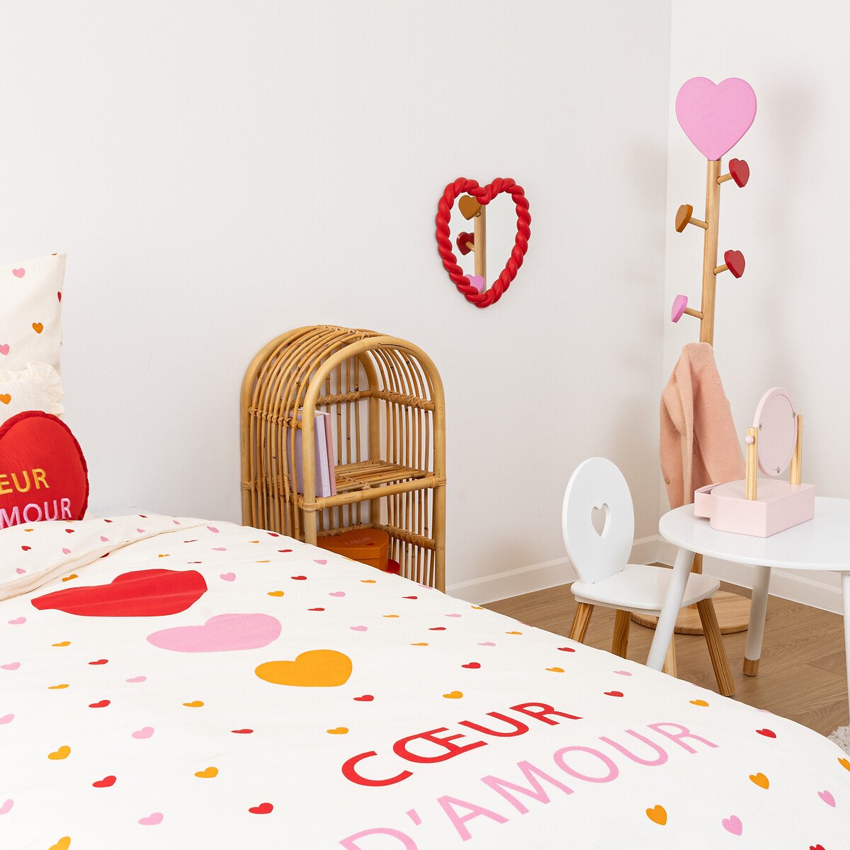 Espelho em forma de coração vermelho