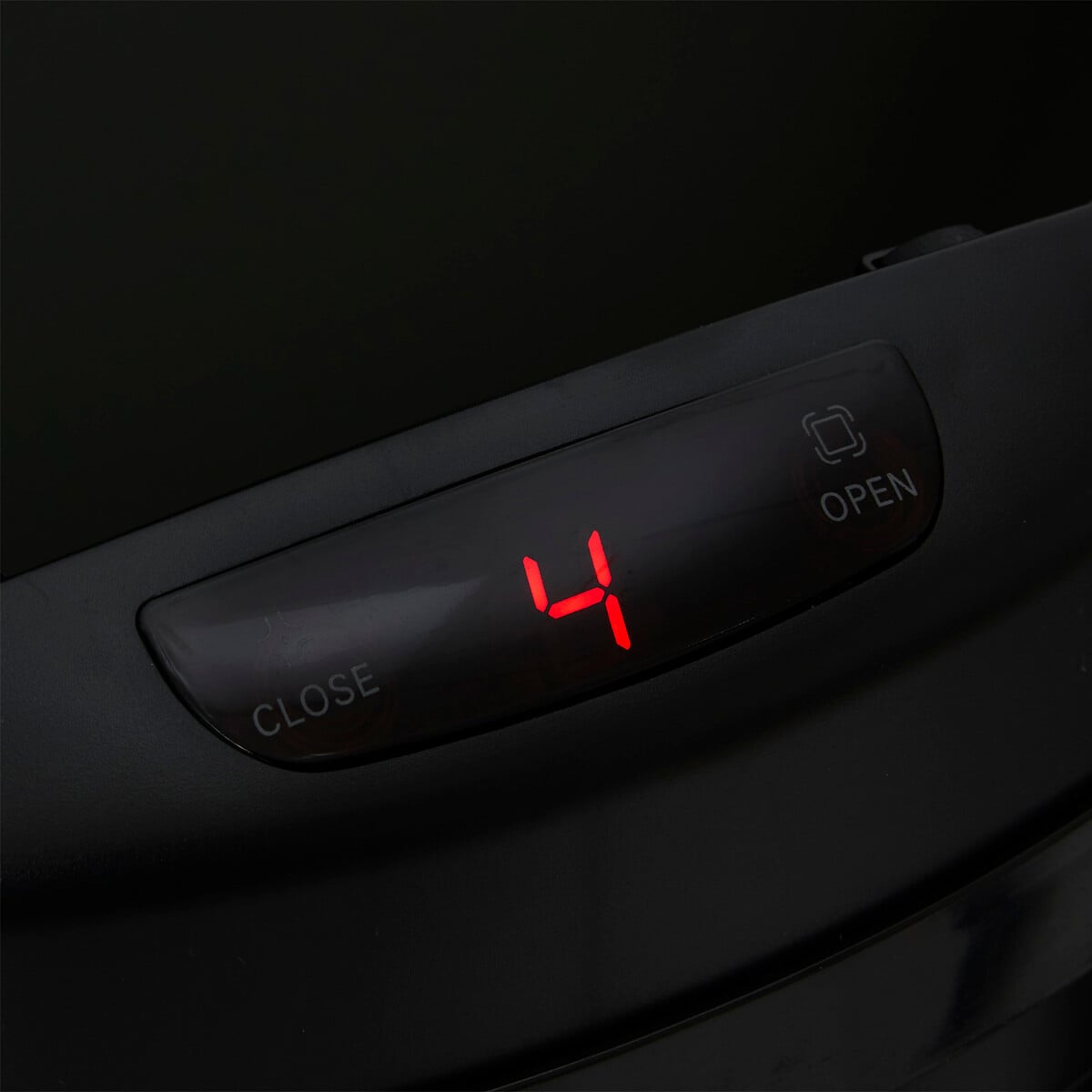 Balde do lixo com sensor autom&aacute;tico preto em inox