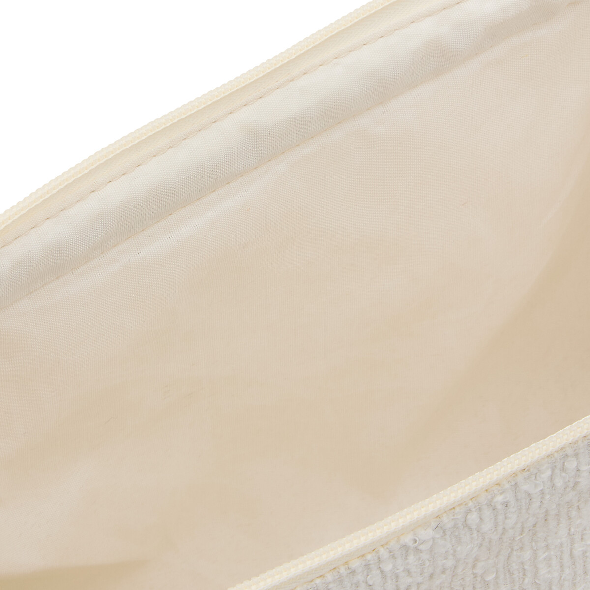 Bolsa de higiene branca em tecido boucl&eacute;