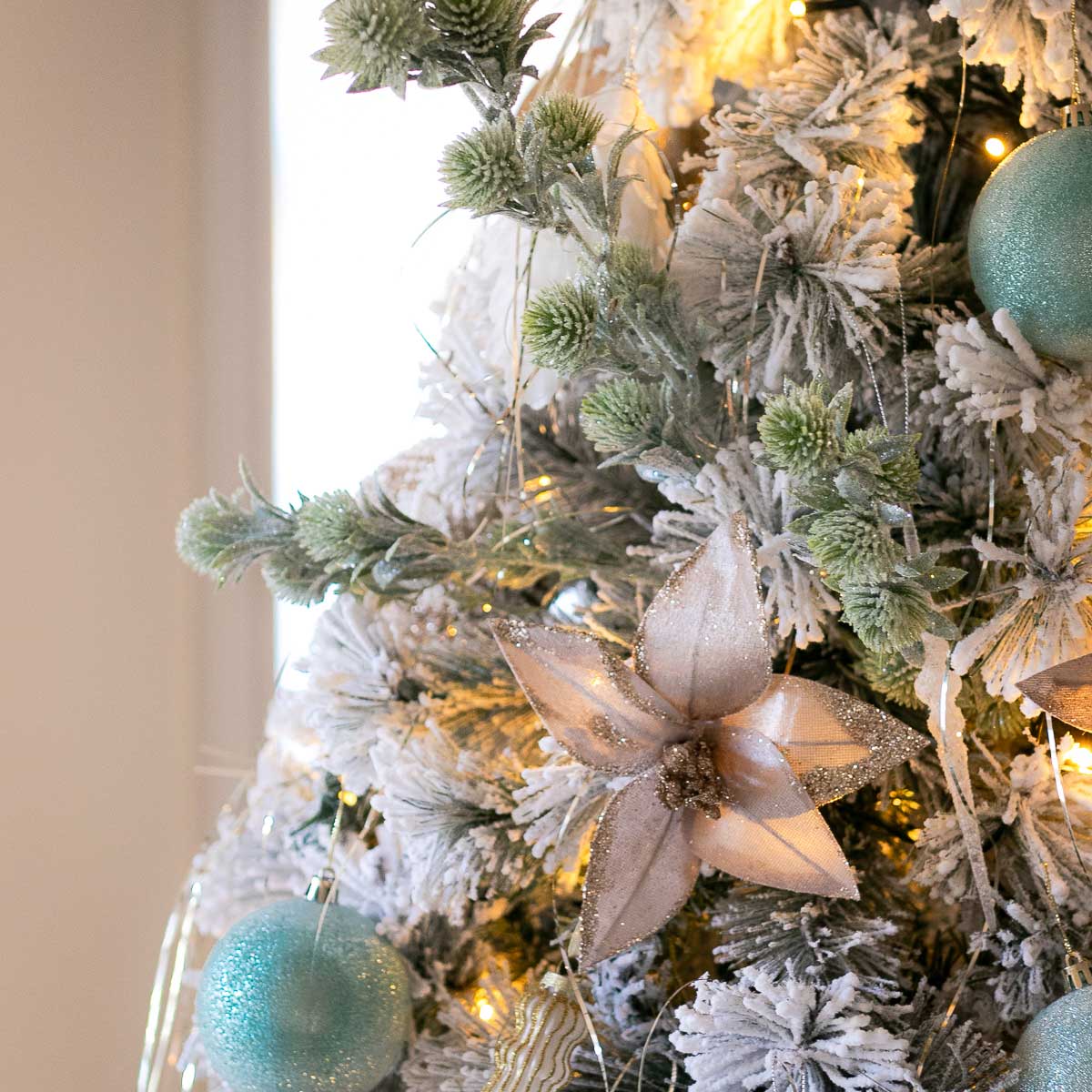 Flor poinsétia bege e dourada com mola,  Flor poinsétia bege e dourada com mola