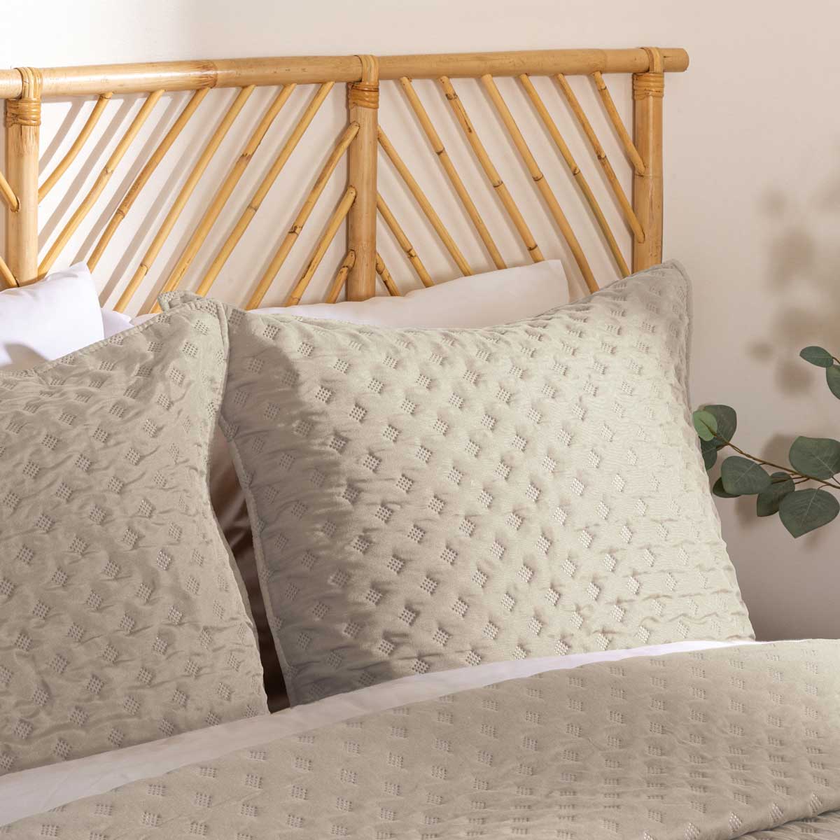 Colcha 240x260cm e 2 capas de almofada KALIA bege 60x60cm,  Colcha 240x260cm e 2 capas de almofada KALIA bege 60x60cm