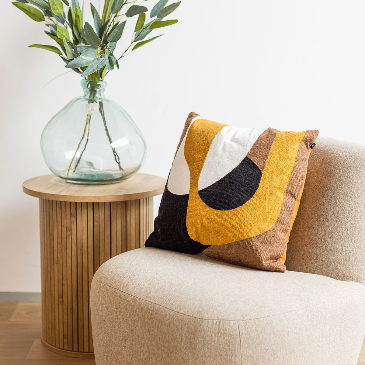 Almofada ocre bordada 45x45cm