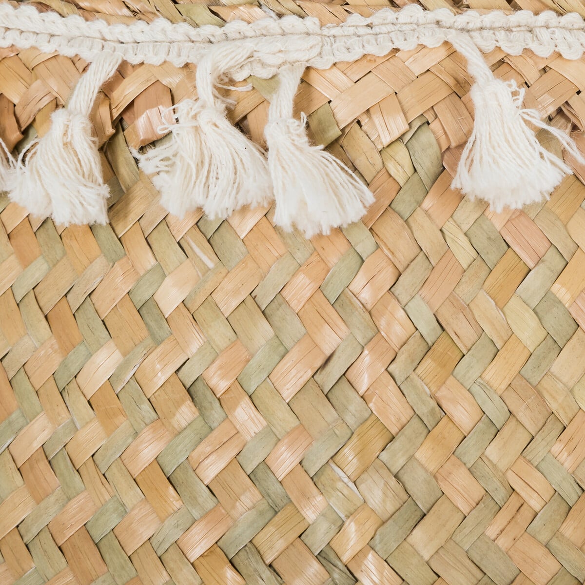 Cesto seagrass natural com pompons e pegas