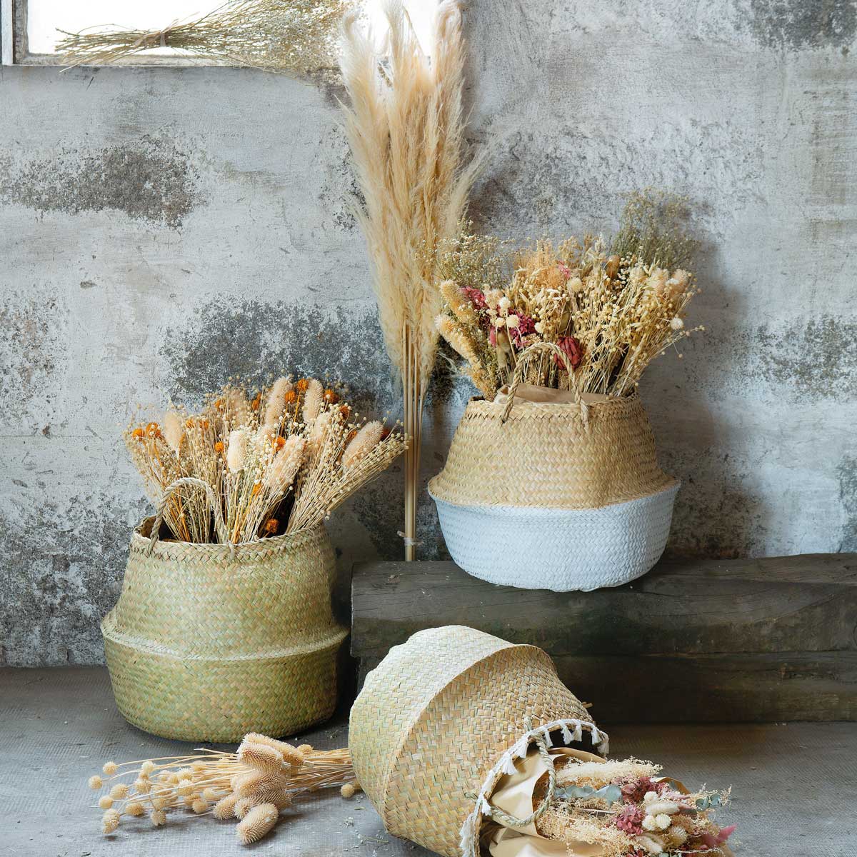 Cesto seagrass natural com pompons e pegas