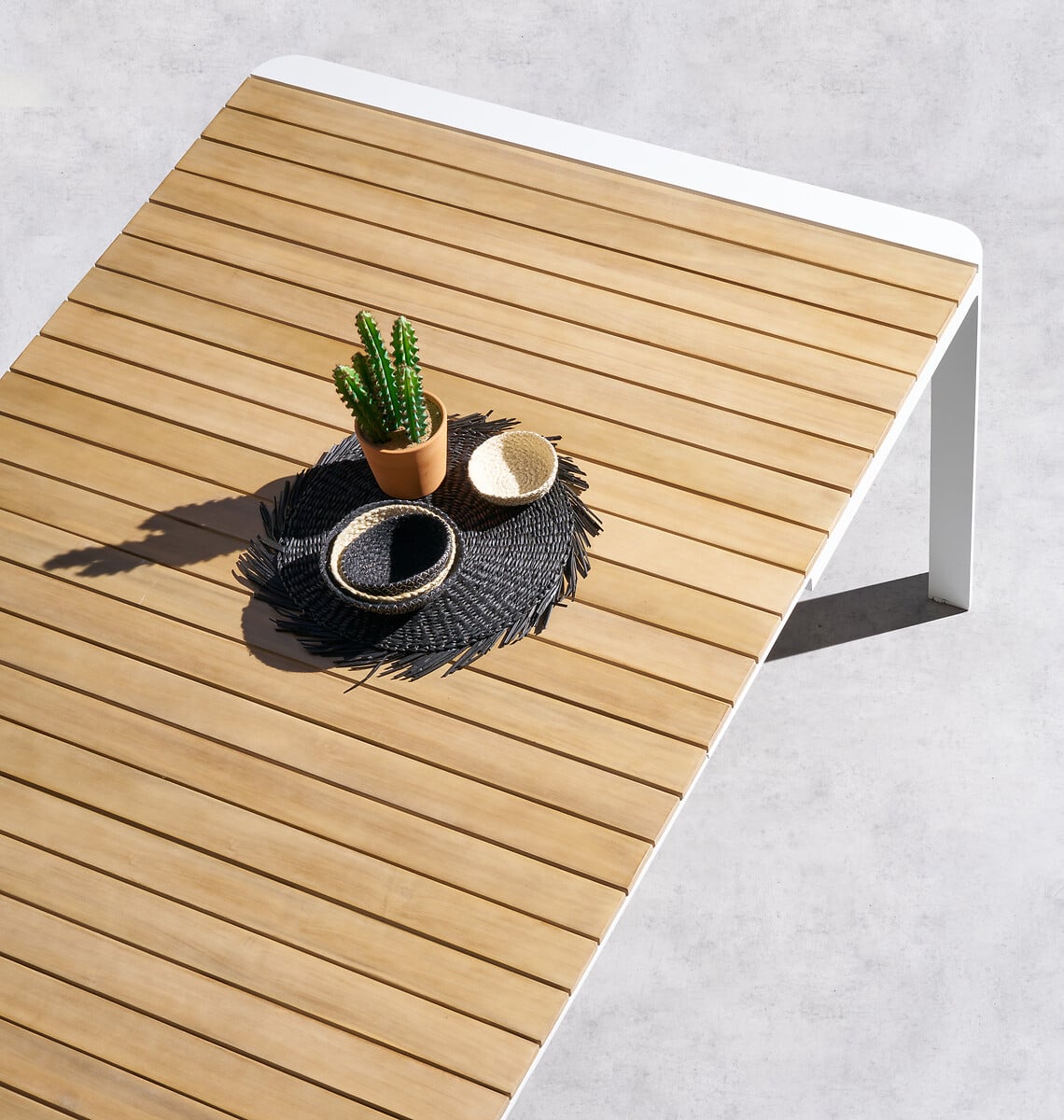 Mesa extens&iacute;vel PARADIZE em alum&iacute;nio e madeira ac&aacute;cia