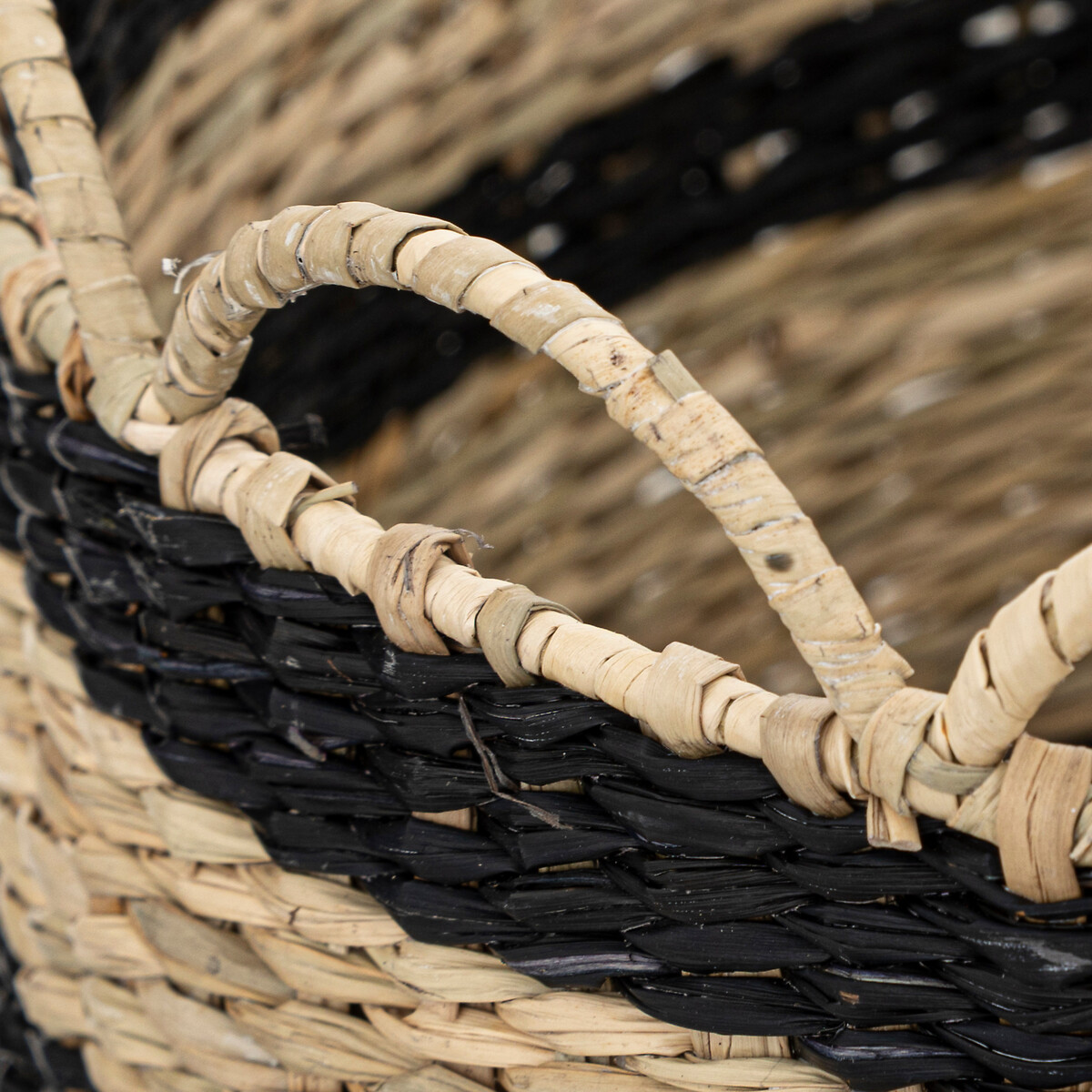 Cesto bege e preto em r&aacute;fia 35cm