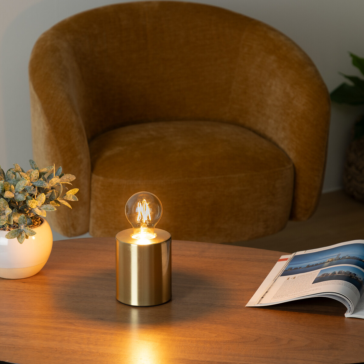 Candeeiro de mesa SABA com base dourado em metal