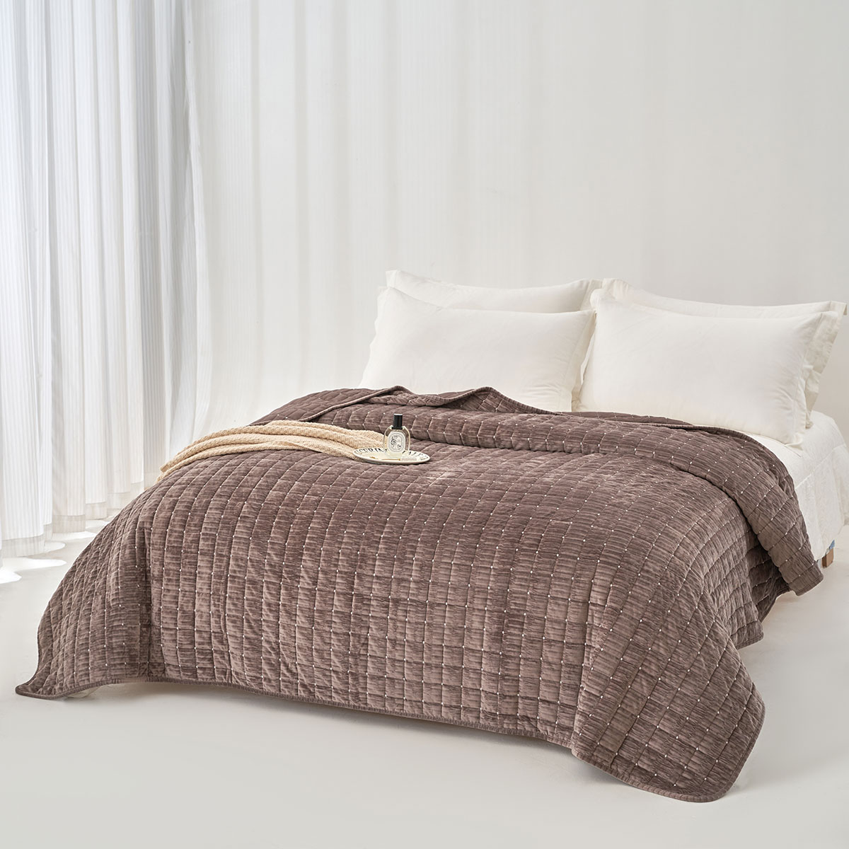 Edred&atilde;o SEATTLE taupe em veludo 240x260cm