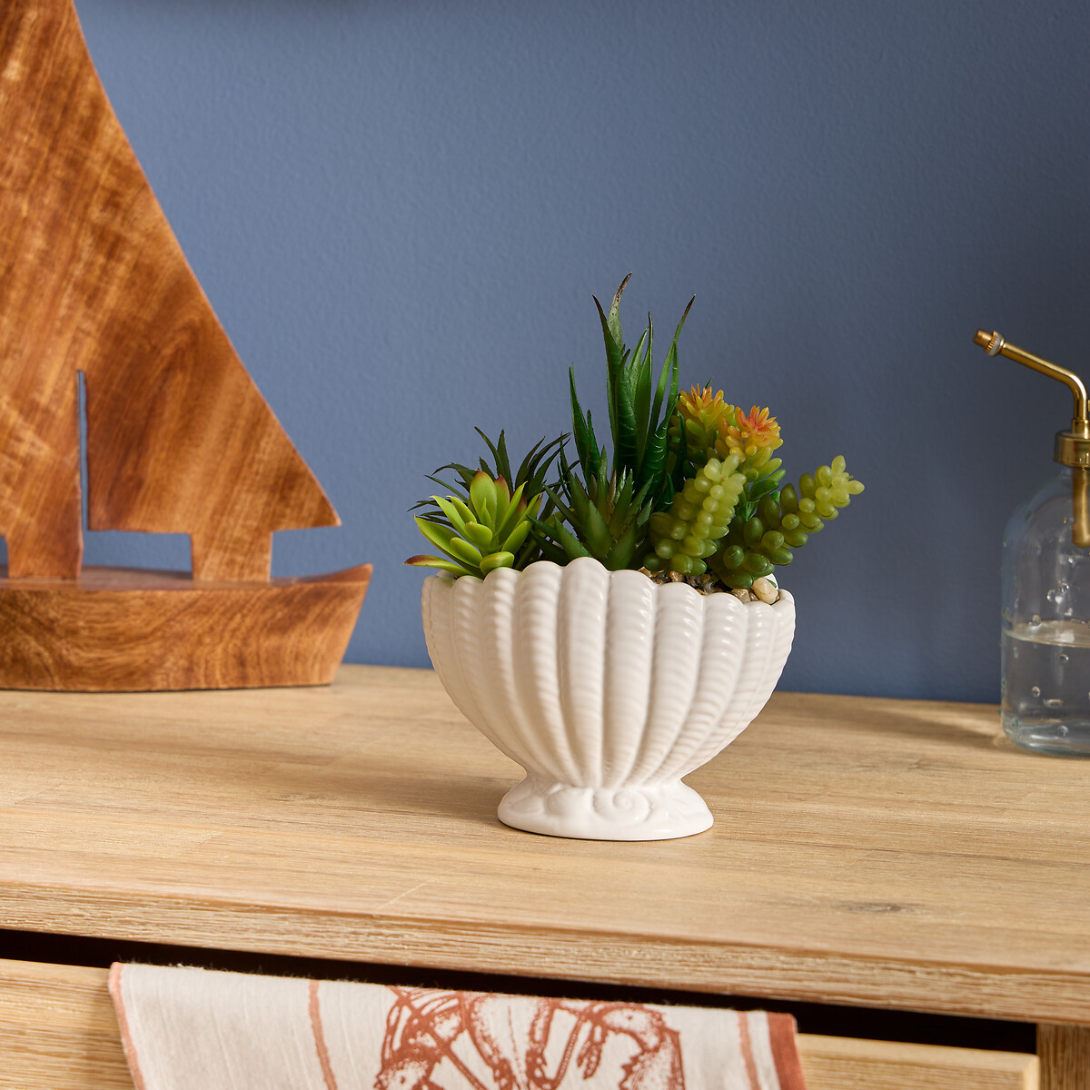 Vaso forma de concha OCEA em cer&acirc;mica com planta artificial