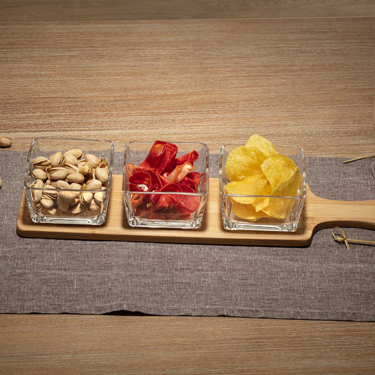 Conjunto de 3 taças de vidro com tábua em bambu