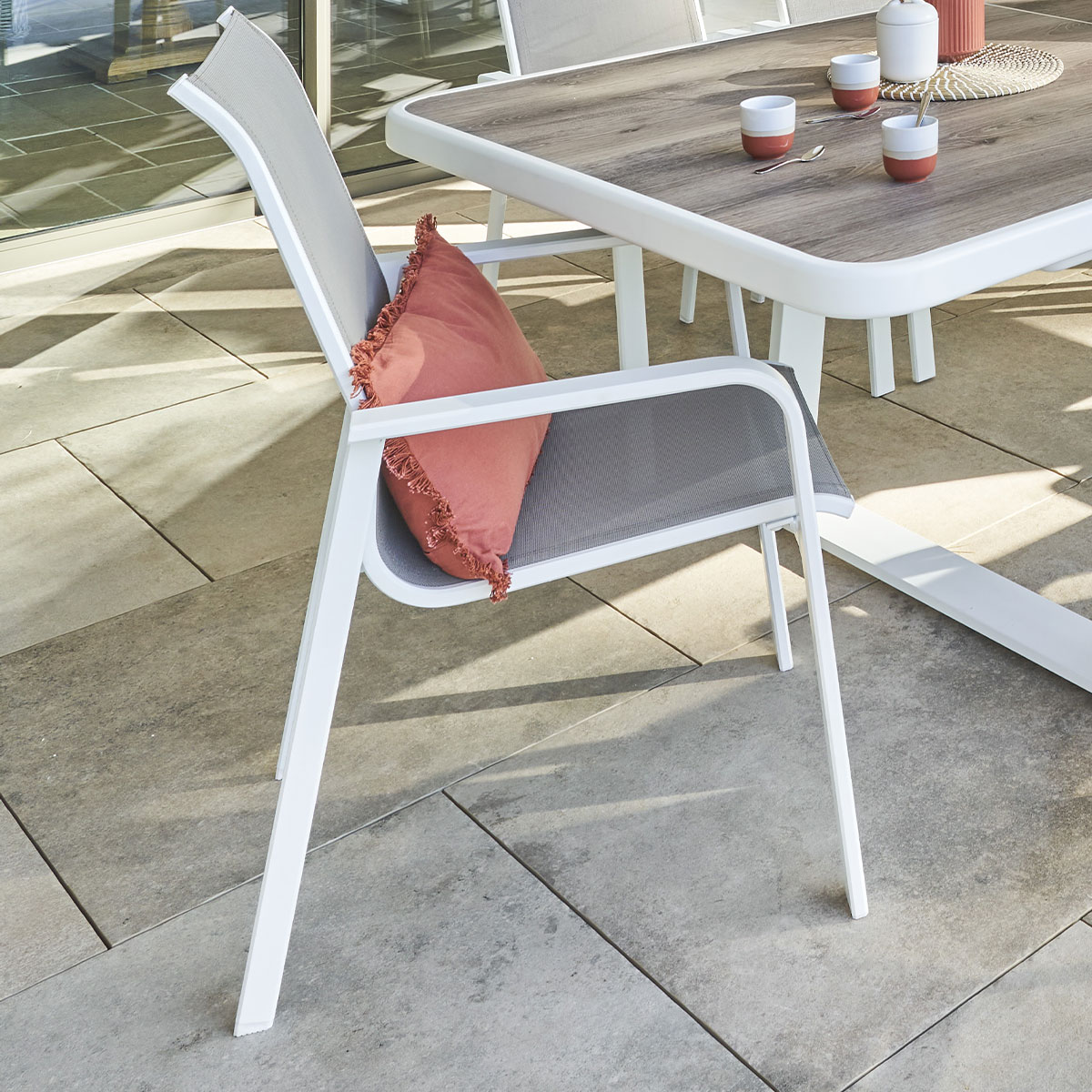 Cadeira com braços ESSIO noisette e branco