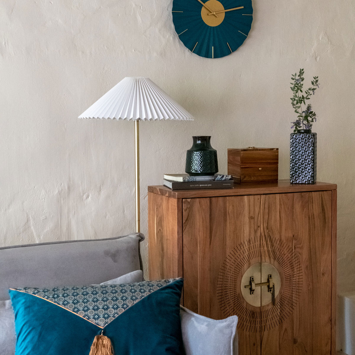 Jarra trabalhada JIL azul escuro em cer&acirc;mica 24,5cm