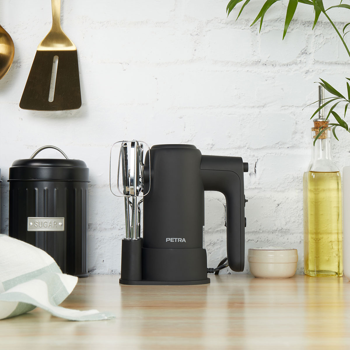 Batedeira Petra preta 300w