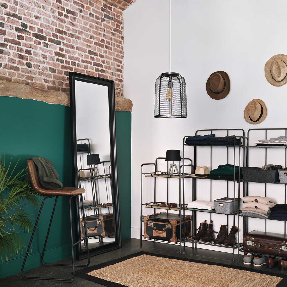 Candeeiro de mesa preto com tripé em madeira pinho,  Candeeiro de mesa preto com tripé em madeira pinho