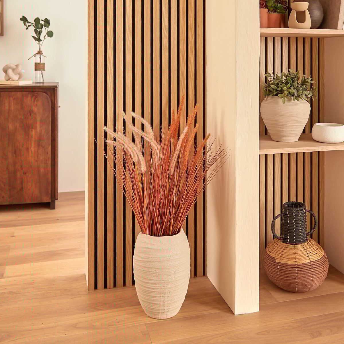 Jarra branca de cer&acirc;mica