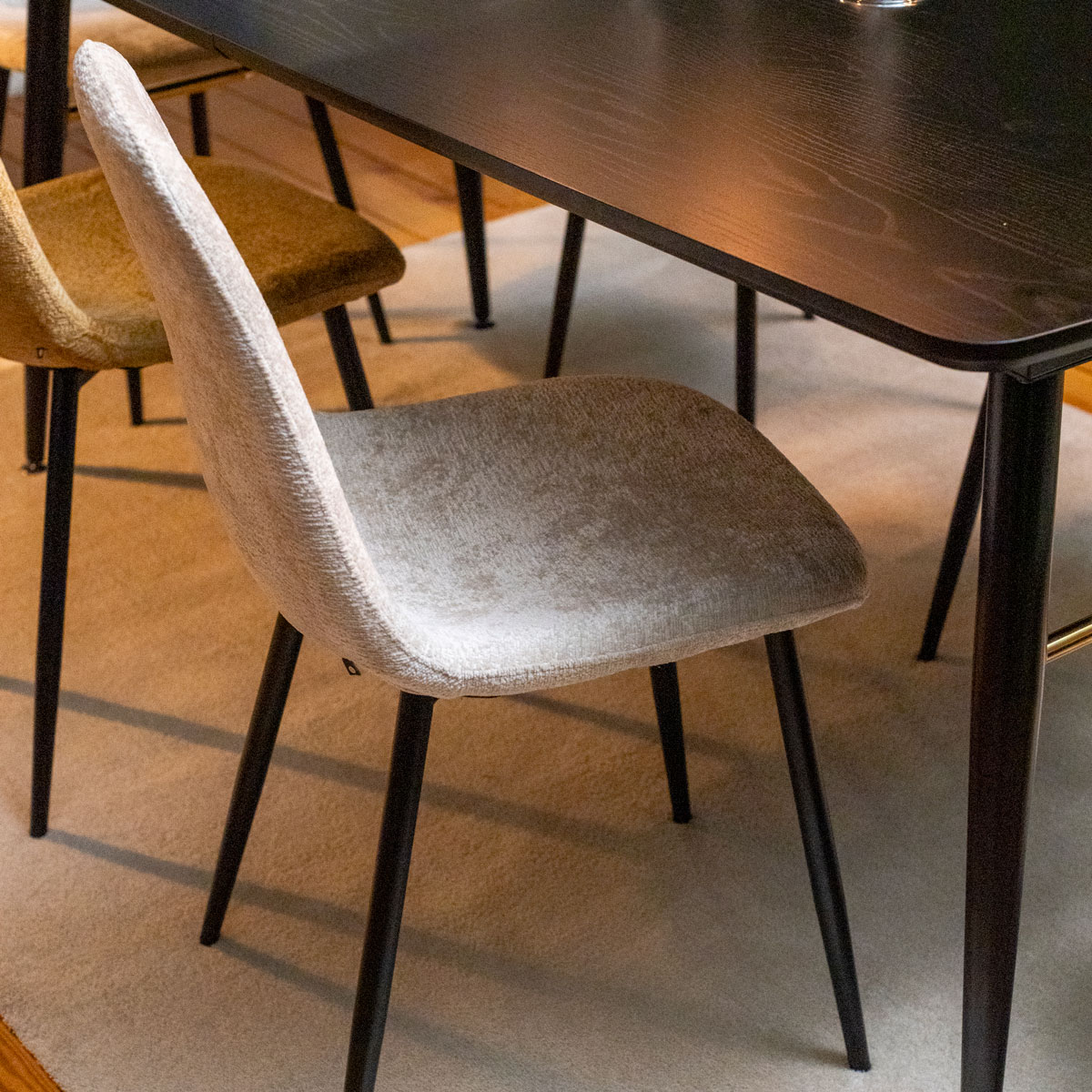 Cadeira TYKA em tecido bege