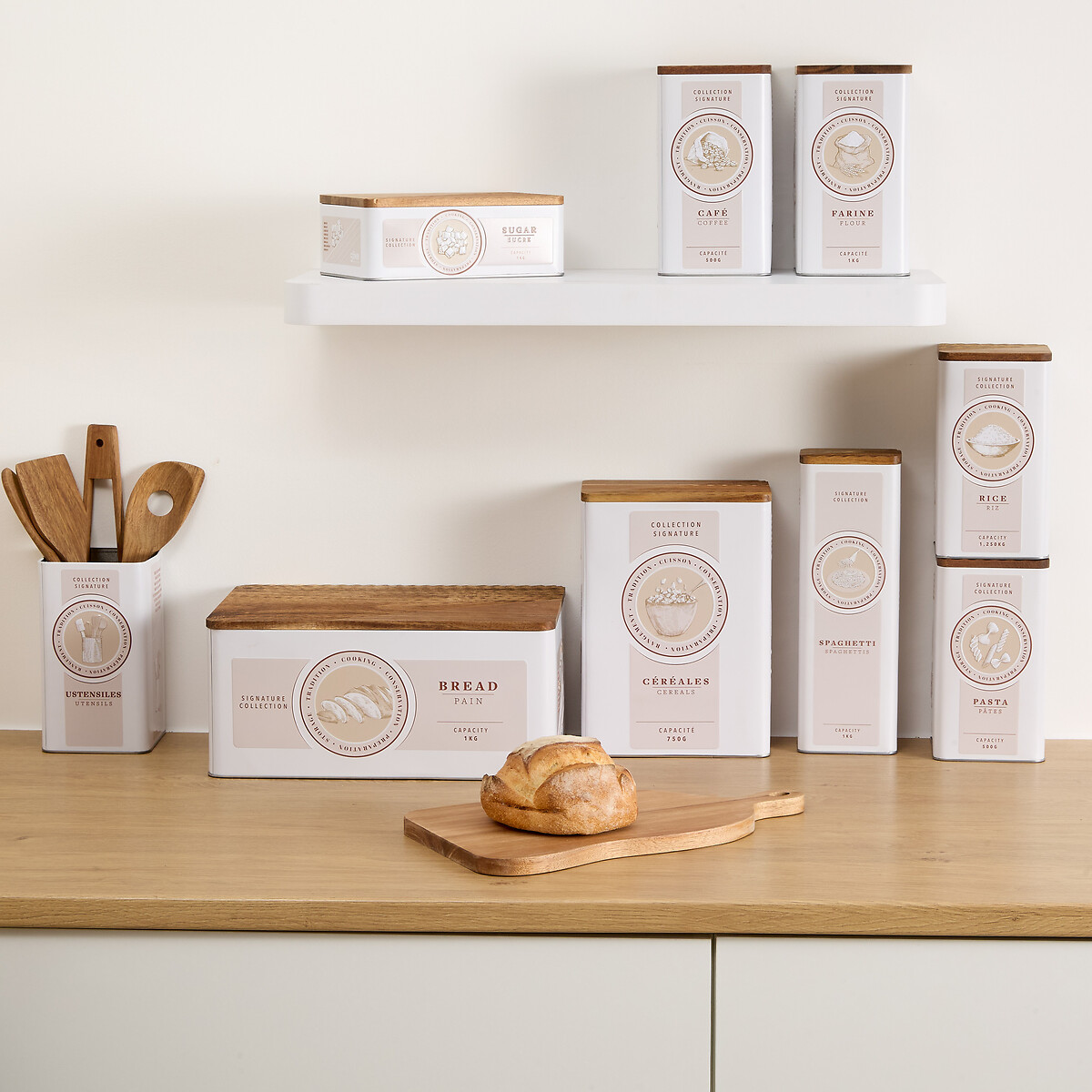 Lata para massa bege de metal com tampa