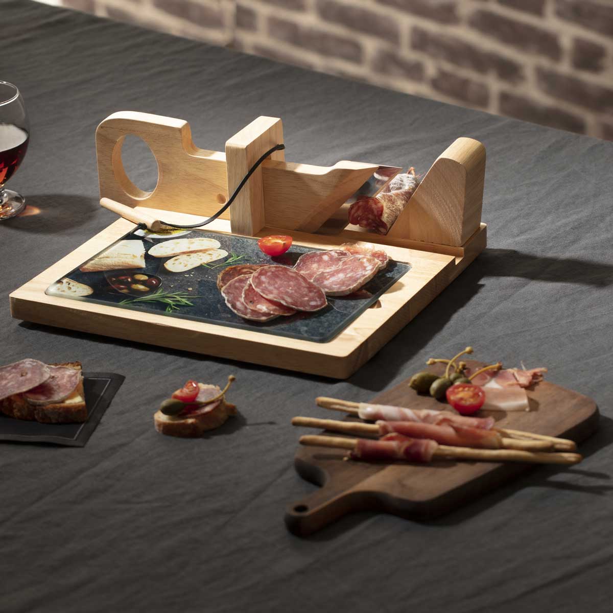 M&aacute;quina de corte para charcutaria com t&aacute;bua de madeira