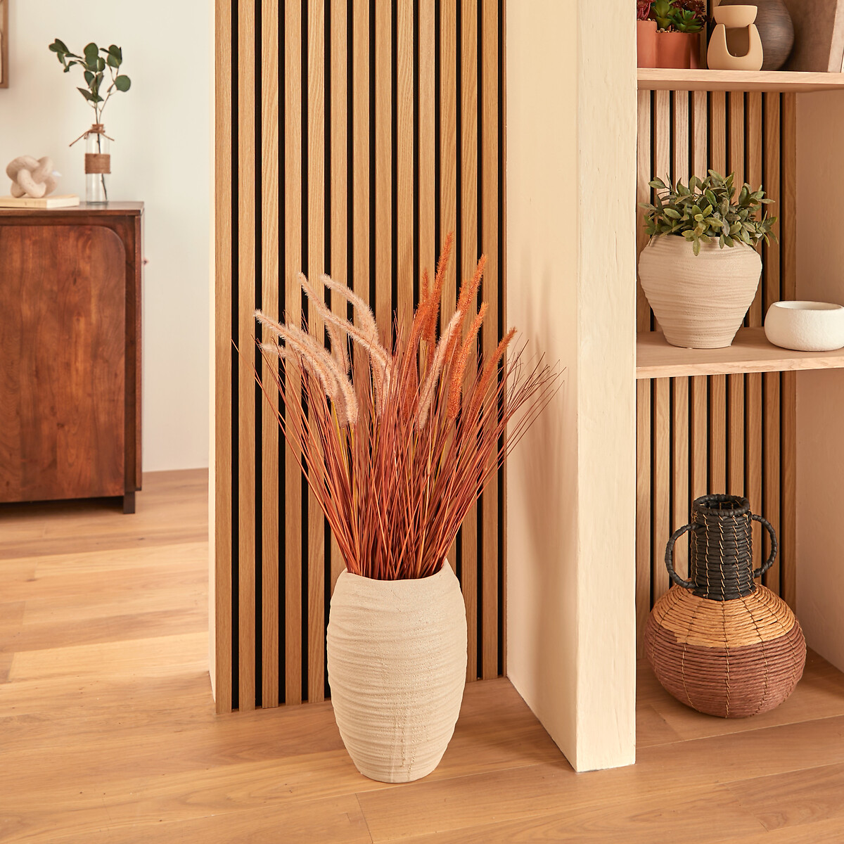 Jarra branca de cer&acirc;mica