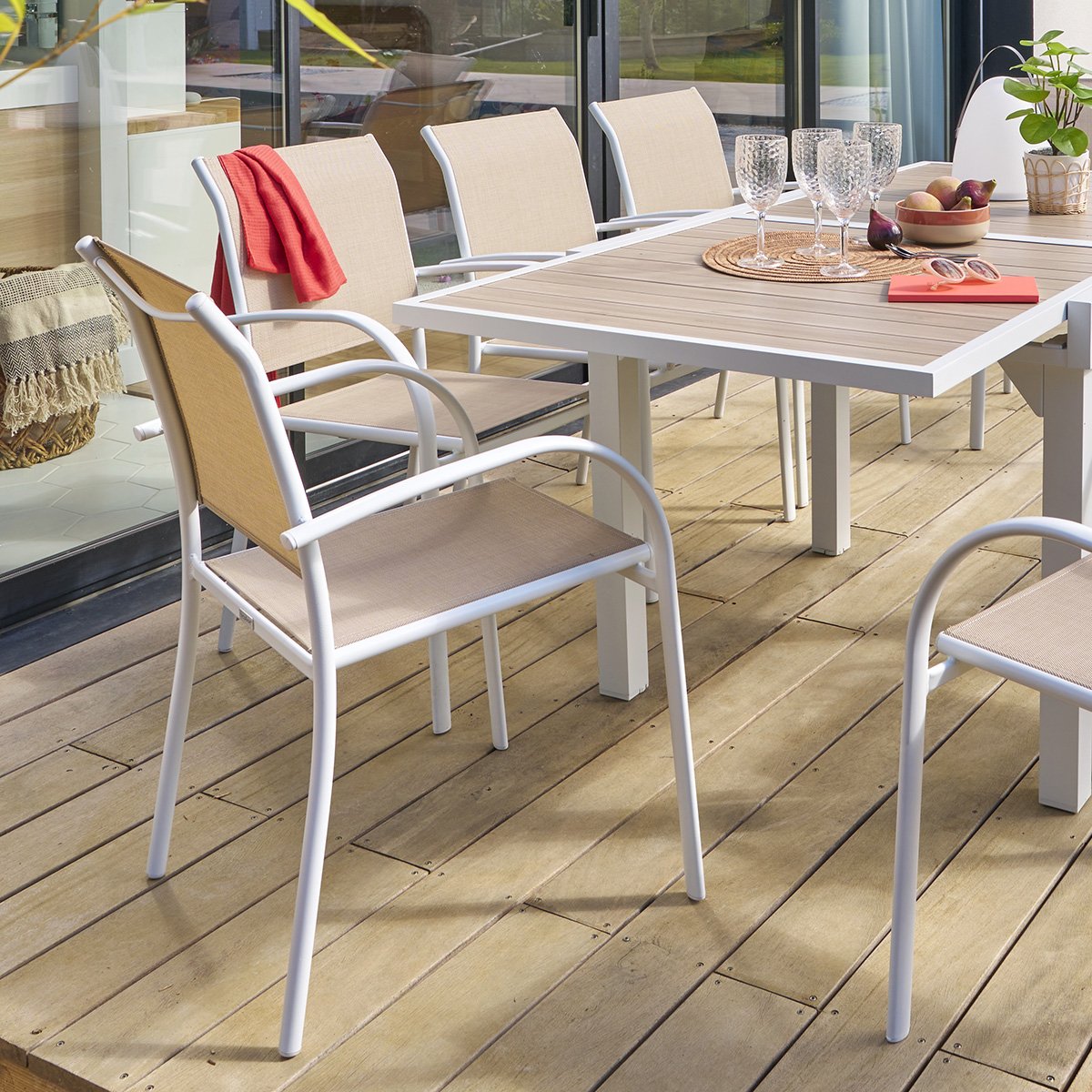 Cadeira com bra&ccedil;os PIAZZA linho e branco