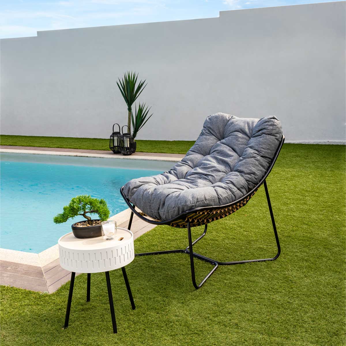Cadeir&atilde;o RELAX bubble em metal e rattan com almofada