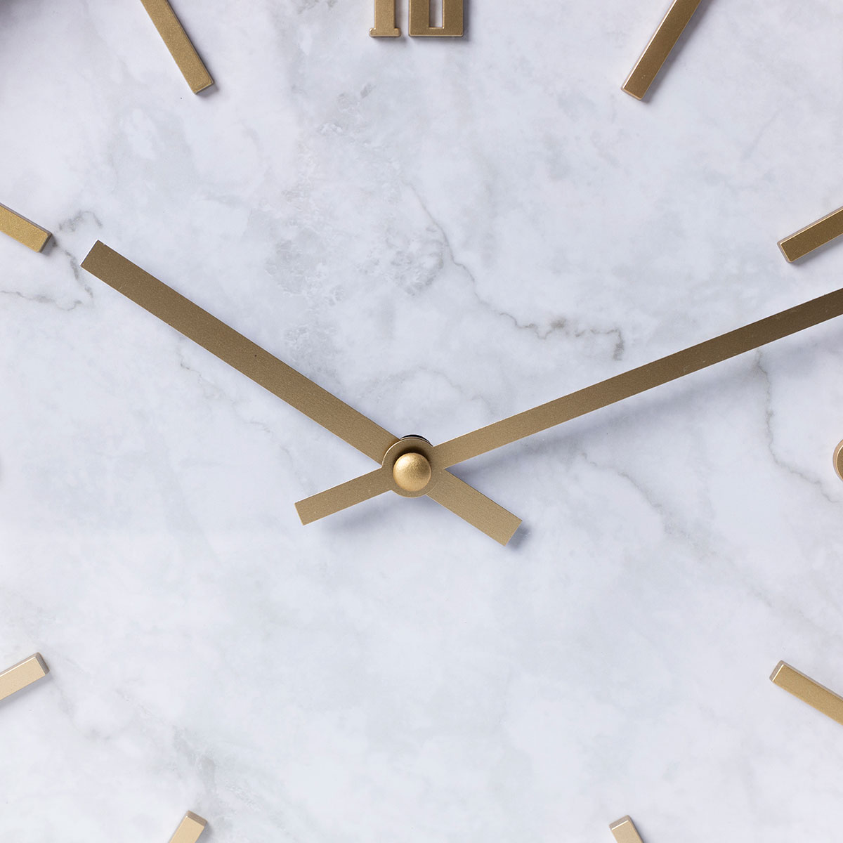 Rel&oacute;gio NATHALIE dourado com efeito m&aacute;rmore D29cm